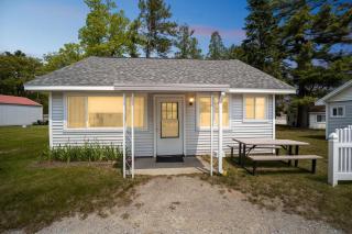 Sunnyside 3BR 1BA Relaxing Lakefront Retreat - Lincoln Junction - 0