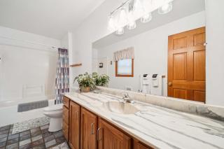 Spacious 4BR Lakefront Cottage - Perfect for Groups - 6