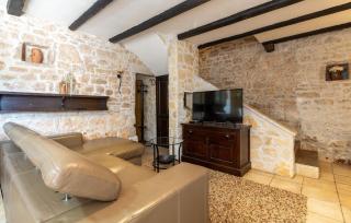 Lovely Home In Prhati With Jacuzzi - Prhati - 9