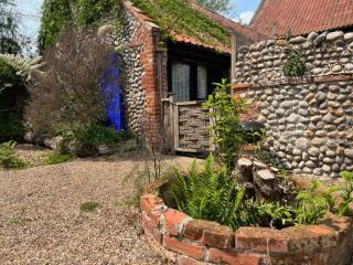 Seafret Barn sleeps two, North Norfolk - Roughton - 0