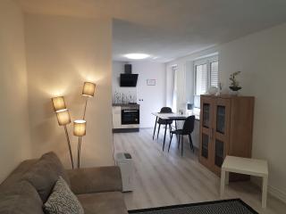 Helle Ferienwohnung Für 4 Personen, Mit Terrasse - - 0