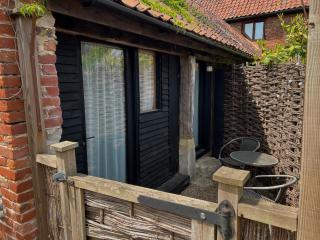 Seafret Barn sleeps two, North Norfolk - Roughton - 2