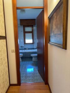 Back to the 70s, Large three-bedroom with parking - Udine - 9