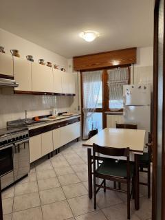 Back to the 70s, Large three-bedroom with parking - Udine - 8