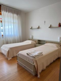 Back to the 70s, Large three-bedroom with parking - Udine - 3