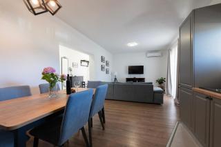 Seafront apartment Elona - 3