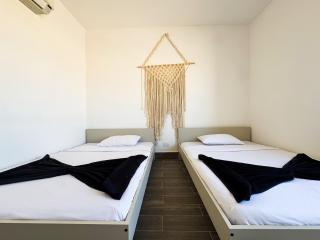 Poolside 2BR Chalet at Einbay Resort Steps from the Water - Ain Sokhna - 7