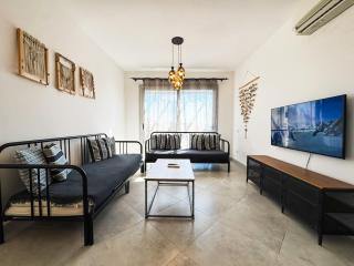 Poolside 2BR Chalet at Einbay Resort Steps from the Water - Ain Sokhna - 4