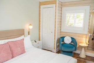 Sleeps 24 Steps to the Beach Heated Pool 7BR 7BA - St Pete Beach - 1