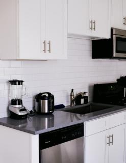 Chicago Chic, Cozy 1BR with Stylish Workspace - Chicago - 8