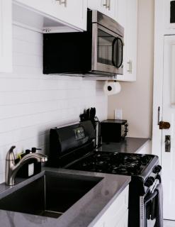 Chicago Chic, Cozy 1BR with Stylish Workspace - Chicago - 6