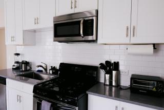 Chicago Chic, Cozy 1BR with Stylish Workspace - Chicago - 3