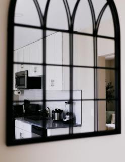 Chicago Chic, Cozy 1BR with Stylish Workspace - Chicago - 2