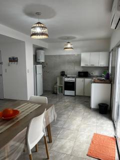 Departamento con patio y garaje y parrilla - 9