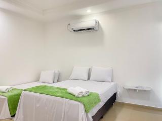 Casa individual com 2 suítes ambas com ar condicionado, sala, cozinha, área de serviço e garagem para 2 carros pequenos a poucos metros da Praia de Taperapuã - Porto Seguro - 5