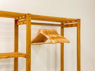 Casa individual com 2 suítes ambas com ar condicionado, sala, cozinha, área de serviço e garagem para 2 carros pequenos a poucos metros da Praia de Taperapuã - 1