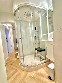 Modern 100m2, treadmill yoga matts, 2 balconies 5min to Main Station - 10min to City - Basel - 4