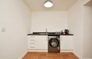 Lovely 2 bedroom flat in town centre by train station - Port Talbot - 5