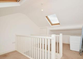 Lovely 2 bedroom flat in town centre by train station - 3