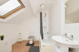 Lovely 2 bedroom flat in town centre by train station - Port Talbot - 1