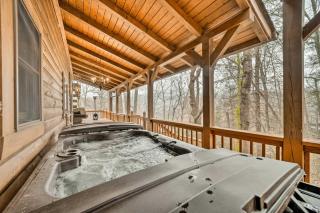 Walk to Golfing. Creekside Cabin and Hot Tub - 0