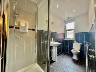 Spacious 5 Bed 2B, Sleeps 10, Toxteth Liverpool - Moffat - 1