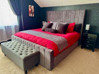 FINN VILLAGE Loch Lomond Villa - BLACK ROOM with Private Jacuzzi-Style Bath - Glasgow - 8