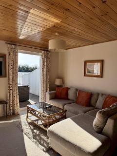 Family Lake House w Deck Views Cotswolds - 4