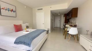 MVR - Lux Studio Balcony Pool Access & City Views - 8