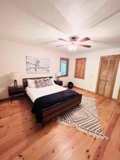 Maggie Valley 4BR Cabin with Hot Tub in Serene Forest - 4