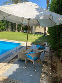 Lovely Villa 5- bedroom with Overflow Pool with Nice Garden at Green Oasis Resort - Alexandria - 7