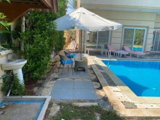 Lovely Villa 5- bedroom with Overflow Pool with Nice Garden at Green Oasis Resort - Alexandria - 8