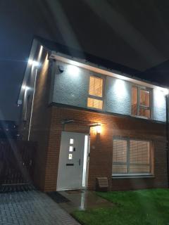 Entire Spacious 3-Bed Family Home, City Centre, Free Parking, Garden - Glasgow - 1