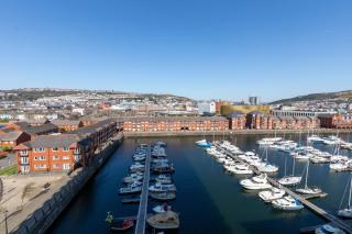 Just Stay Wales - 1 Bed Marina View Apartment - Swansea - 5