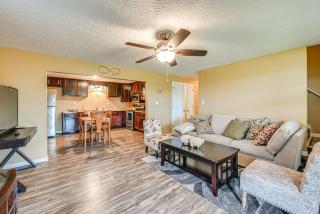 6 Mi to Lake Liberty Pet-Friendly Home with Yard - - 8