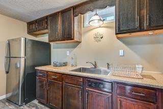 6 Mi to Lake Liberty Pet-Friendly Home with Yard - - 4