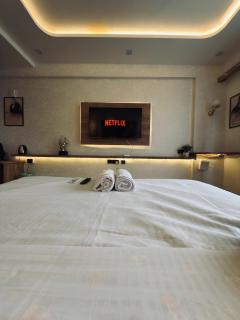 Luxe Studio Apartment with balcony -High rise - 8