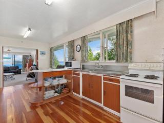 Lofty Lakeviews - Acacia Bay Holiday Home - 3