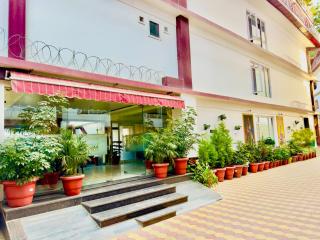 Hotel Pearl Grand White near VOLVO BUS STAND #private parking #Heated Rooms #in city centre - 7