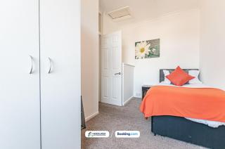 Modern 3BR House in Ince Ideal for Contractors & Long Stays - 3