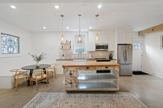 8ft Ceilings Basement Sauna Retreat - Vancouver - 3