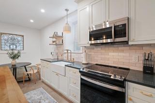 8ft Ceilings Basement Sauna Retreat - Vancouver - 6