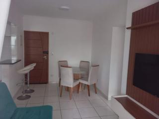 Apartamento vila tupi - área gourmet - 1 quadra da praia - 4