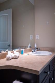 3BR 2BA Surrey Home | Quiet & Convenient - Surrey - 3