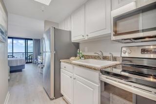 Oceanfront Studio with Full Kitche, Dogs Ok! 622 - Myrtle Beach - 2