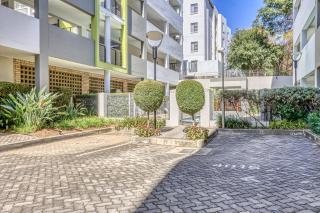 This 3rd-floor apartment boasts immaculate sunset views! - Joanesburgo - 9