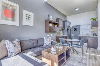 This 3rd-floor apartment boasts immaculate sunset views! - Joanesburgo - 8
