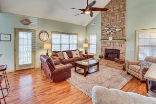 Pool and Lake Access Cozy Nest in Branson West - 7