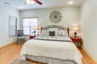 Pool and Lake Access Cozy Nest in Branson West - Branson West - 1