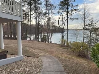 Modern Lakefront Oasis Unwind in Comfort & Style - Flowery Branch - 5